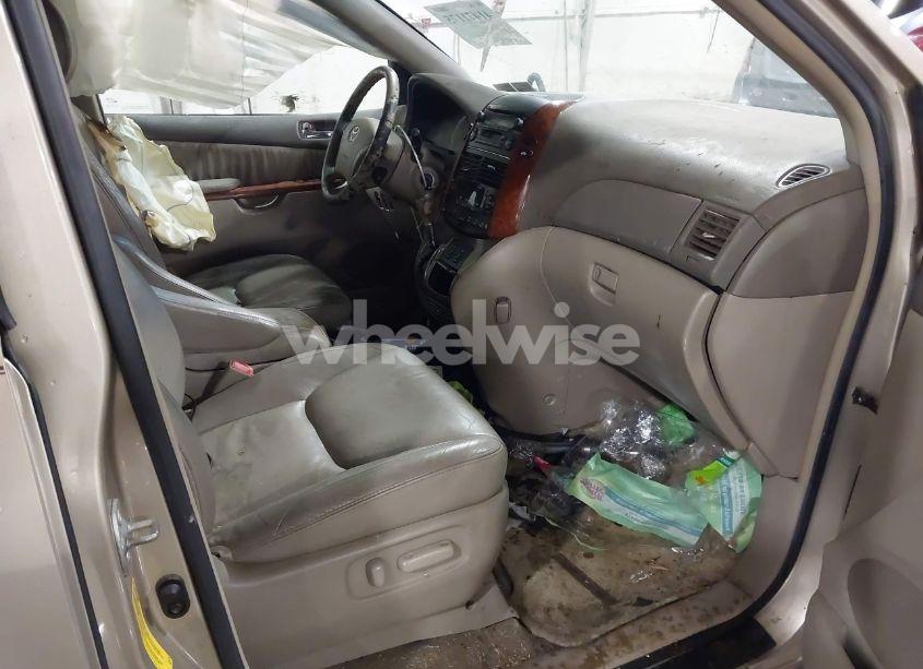 Photo 5 of 2005 Toyota Sienna XLE (VIN 5TDBA22C45S034584)