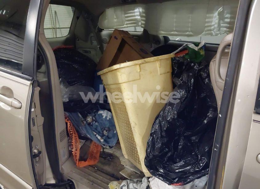 Photo 8 of 2005 Toyota Sienna XLE (VIN 5TDBA22C45S034584)
