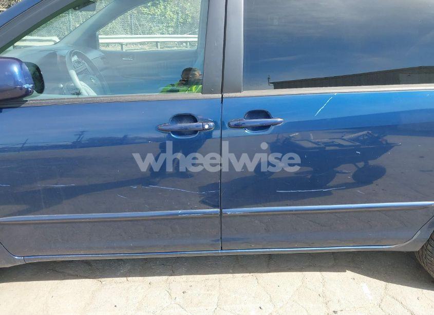 Photo 12 of 2004 Toyota Sienna XLE (VIN 5TDBA22C74S011380)