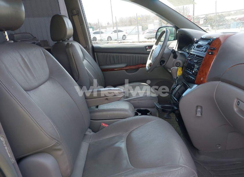 Photo 5 of 2004 Toyota Sienna XLE (VIN 5TDBA22C74S011380)