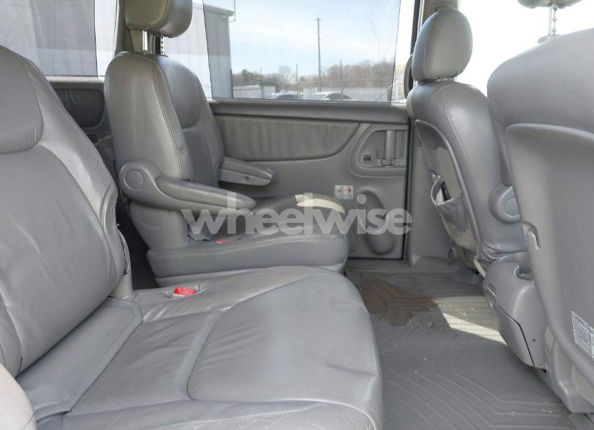 Photo 8 of 2004 Toyota Sienna XLE (VIN 5TDBA22C74S011380)