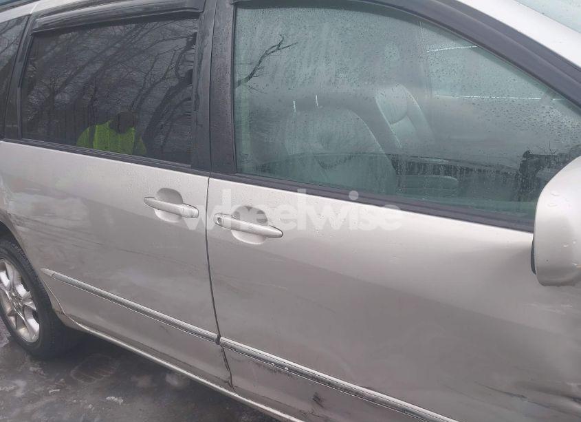 Photo 13 of 2004 Toyota Sienna XLE LIMITED (VIN 5TDBA22C74S014781)