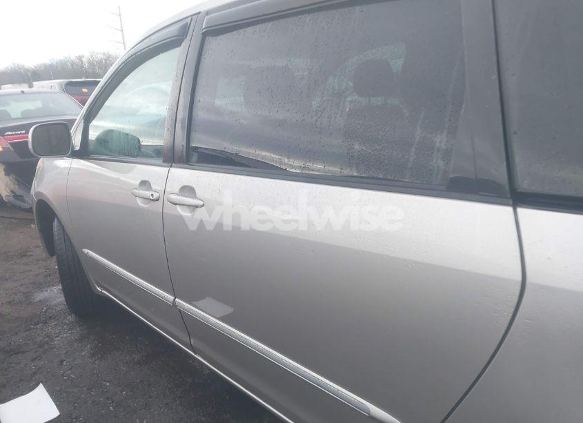 Photo 14 of 2004 Toyota Sienna XLE LIMITED (VIN 5TDBA22C74S014781)