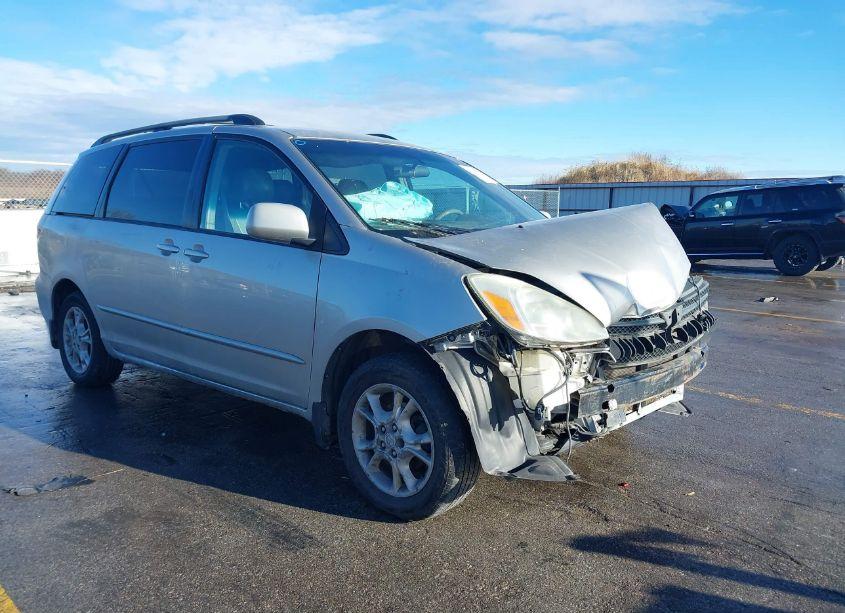 2004 Toyota Sienna XLE (VIN 5TDBA22C74S027935) main photo