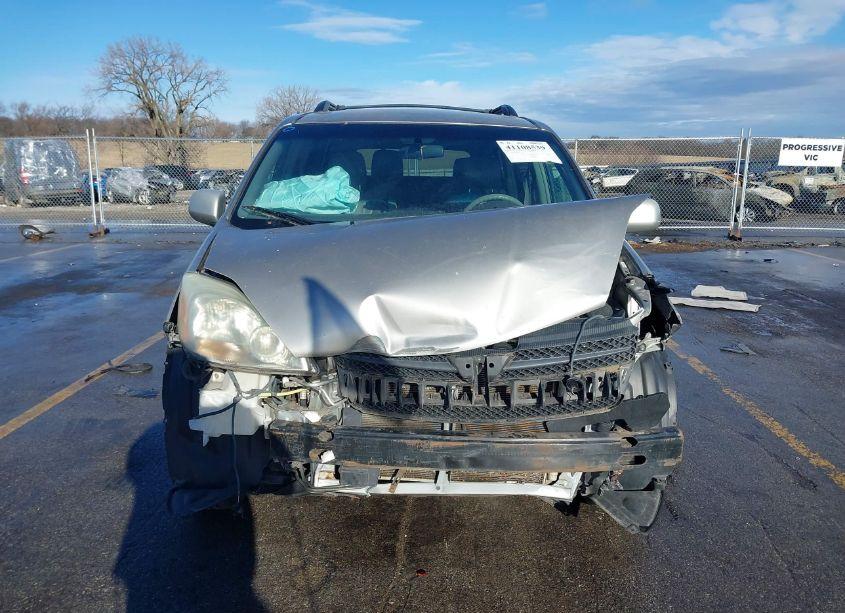 Photo 13 of 2004 Toyota Sienna XLE (VIN 5TDBA22C74S027935)