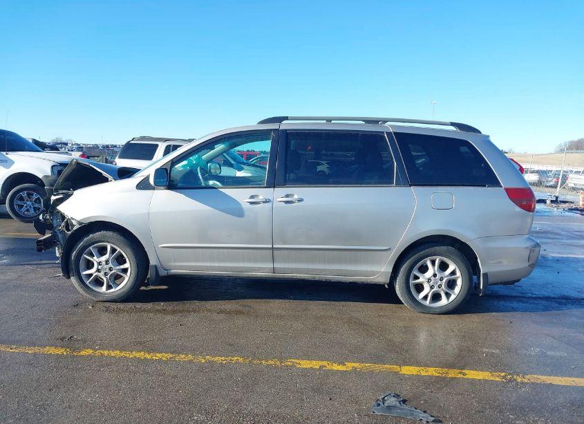Photo 15 of 2004 Toyota Sienna XLE (VIN 5TDBA22C74S027935)