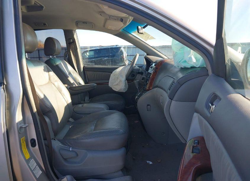 Photo 5 of 2004 Toyota Sienna XLE (VIN 5TDBA22C74S027935)