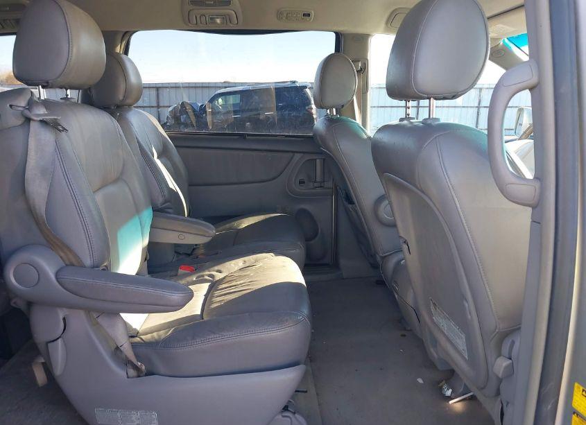 Photo 8 of 2004 Toyota Sienna XLE (VIN 5TDBA22C74S027935)