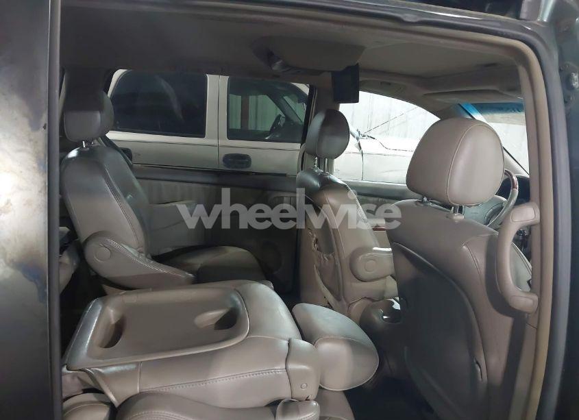 Photo 8 of 2005 Toyota Sienna XLE LIMITED (VIN 5TDBA22C75S033994)