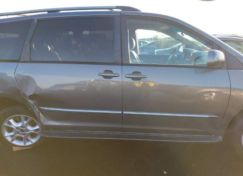 Photo 13 of 2005 Toyota Sienna XLE LIMITED (VIN 5TDBA22C75S034241)