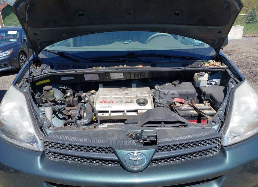 Photo 10 of 2005 Toyota Sienna XLE (VIN 5TDBA22C75S051329)
