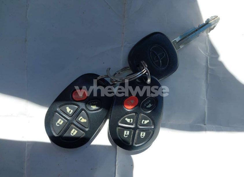 Photo 11 of 2005 Toyota Sienna XLE (VIN 5TDBA22C75S051329)