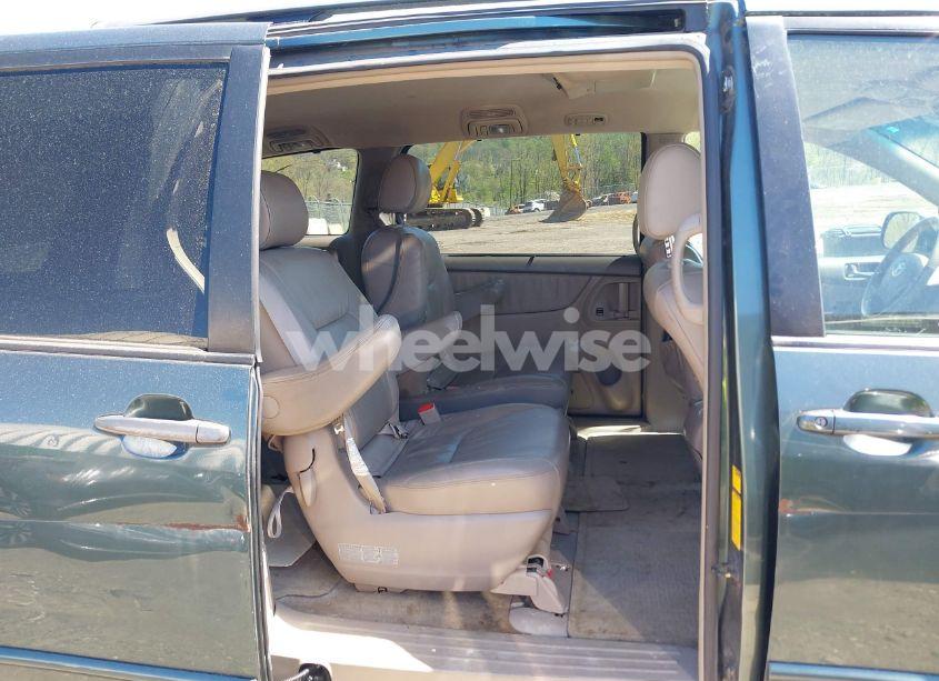 Photo 8 of 2005 Toyota Sienna XLE (VIN 5TDBA22C75S051329)