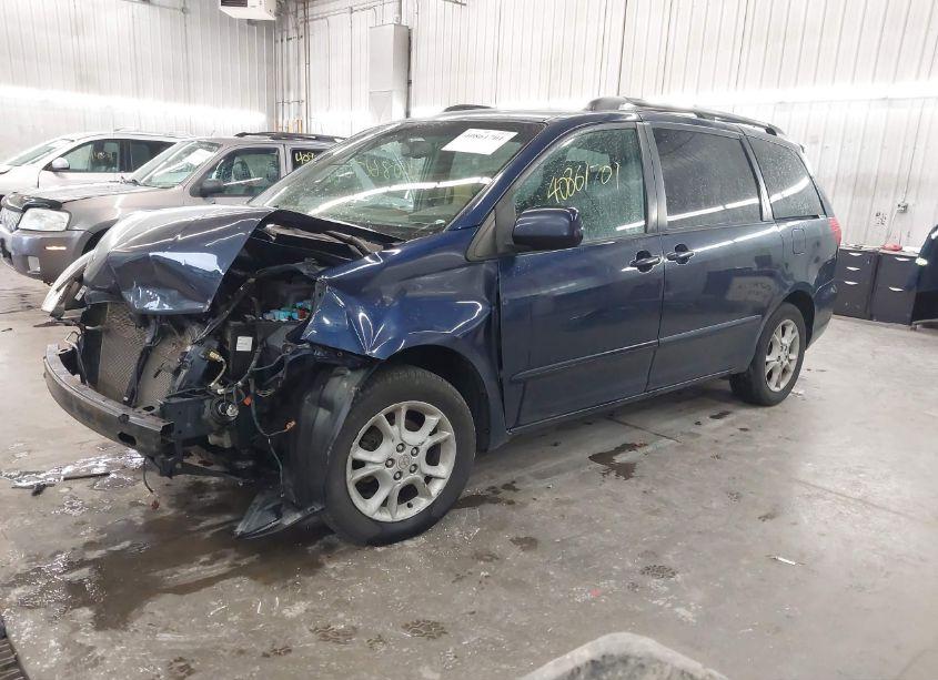 Photo 2 of 2006 Toyota Sienna XLE (VIN 5TDBA22C76S066852)
