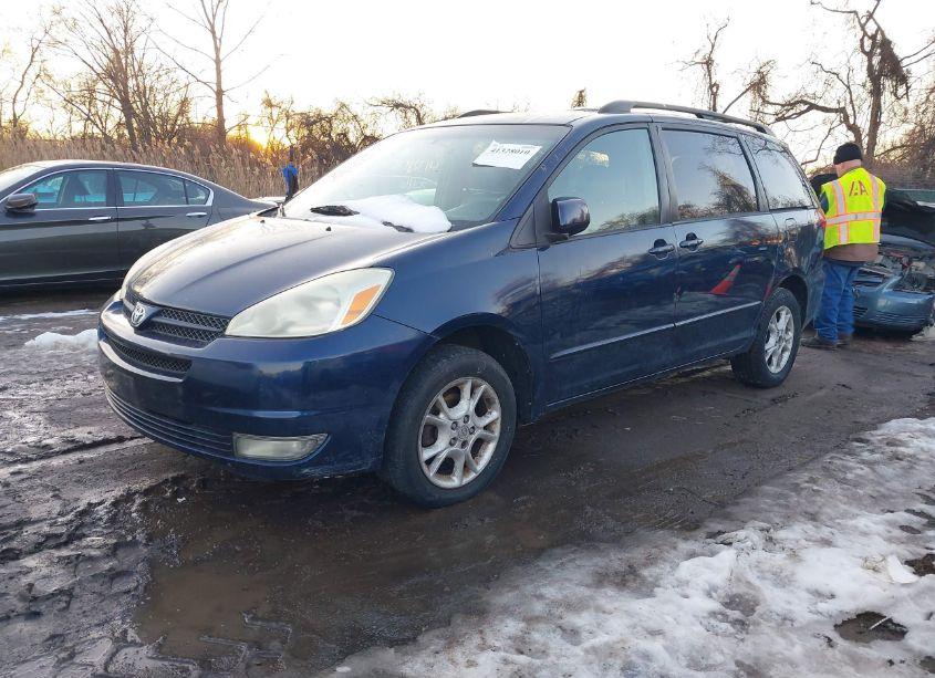 Photo 2 of 2004 Toyota Sienna XLE (VIN 5TDBA22C84S006379)