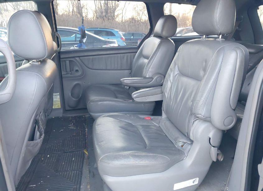 Photo 8 of 2004 Toyota Sienna XLE (VIN 5TDBA22C84S006379)
