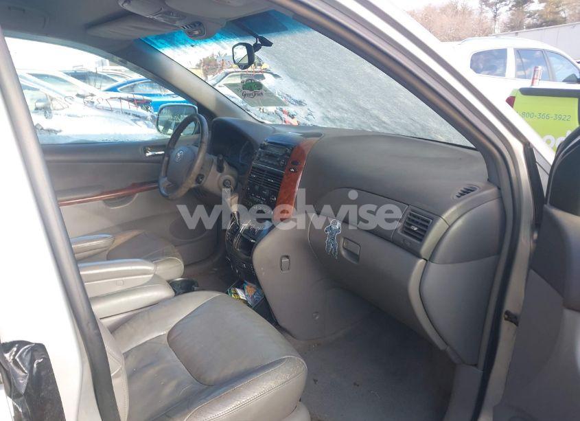 Photo 5 of 2004 Toyota Sienna XLE (VIN 5TDBA22C84S012117)