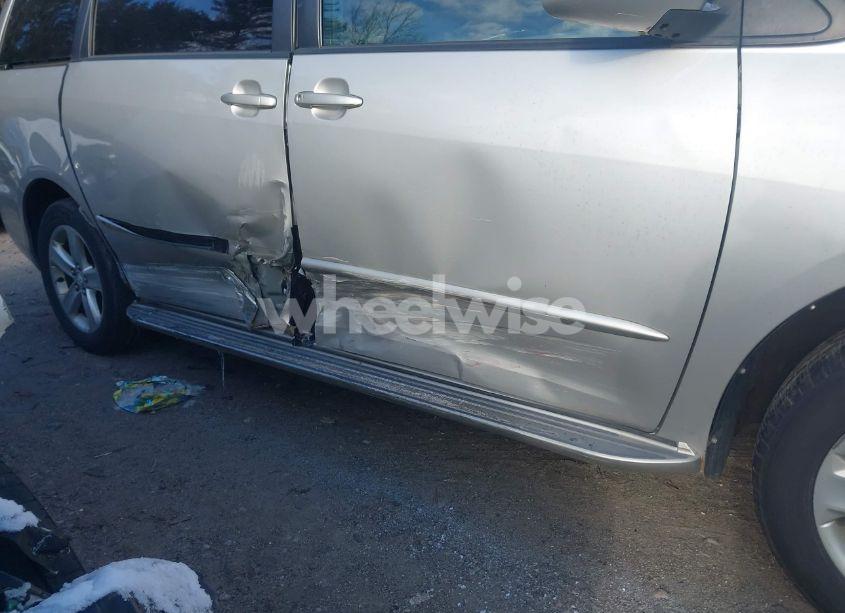 Photo 6 of 2004 Toyota Sienna XLE (VIN 5TDBA22C84S012117)