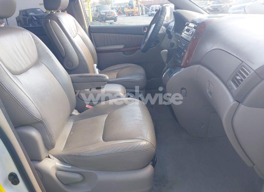 Photo 5 of 2004 Toyota Sienna XLE (VIN 5TDBA22C84S024705)