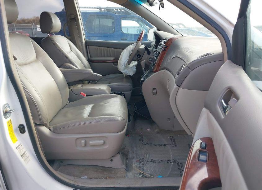 Photo 5 of 2005 Toyota Sienna XLE LIMITED (VIN 5TDBA22C85S034829)