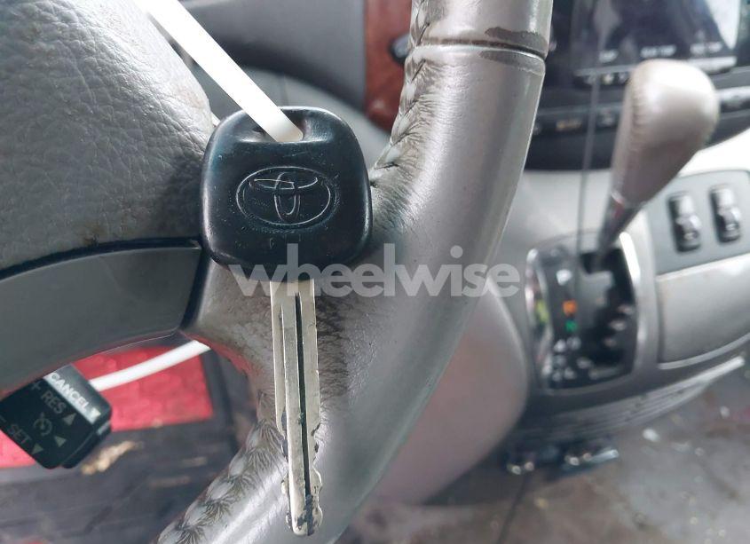 Photo 11 of 2005 Toyota Sienna XLE (VIN 5TDBA22C85S047614)