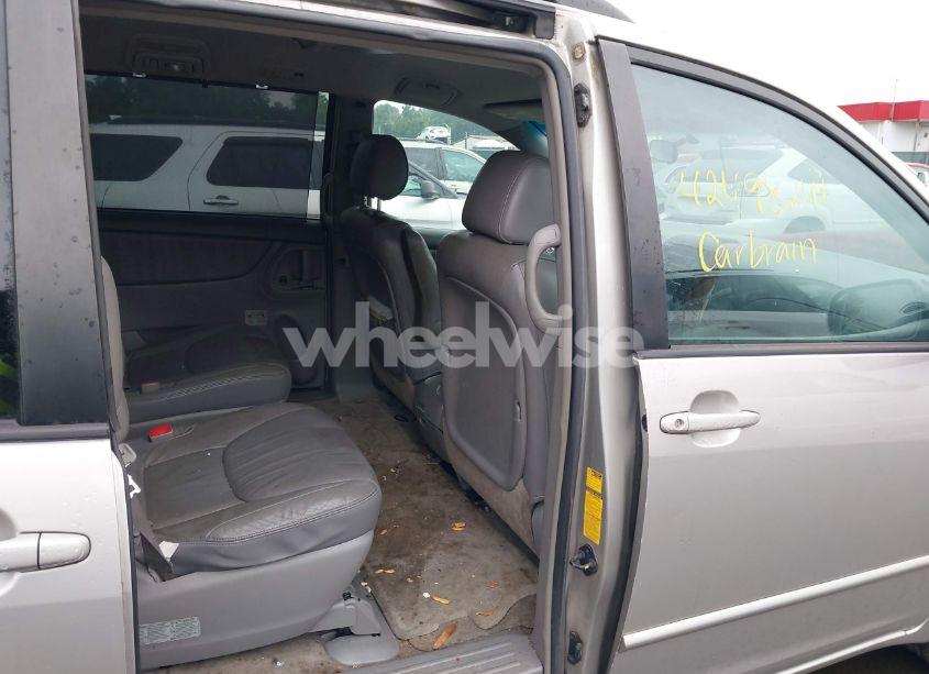Photo 8 of 2005 Toyota Sienna XLE (VIN 5TDBA22C85S047614)