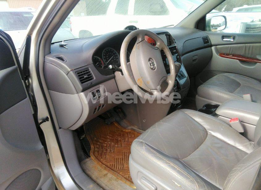 Photo 13 of 2005 Toyota Sienna XLE (VIN 5TDBA22C85S052649)