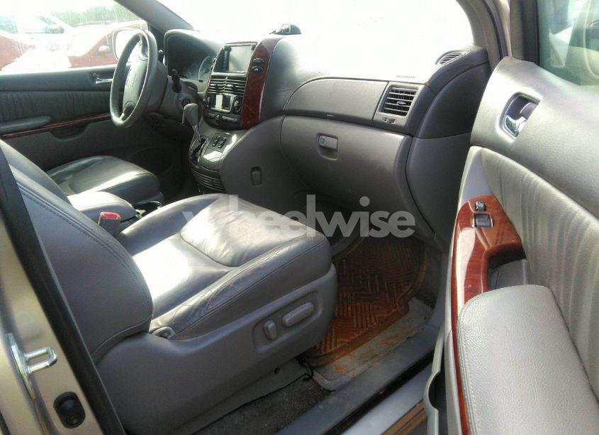 Photo 5 of 2005 Toyota Sienna XLE (VIN 5TDBA22C85S052649)