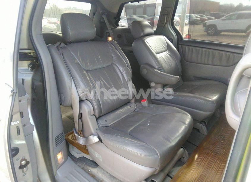 Photo 8 of 2005 Toyota Sienna XLE (VIN 5TDBA22C85S052649)