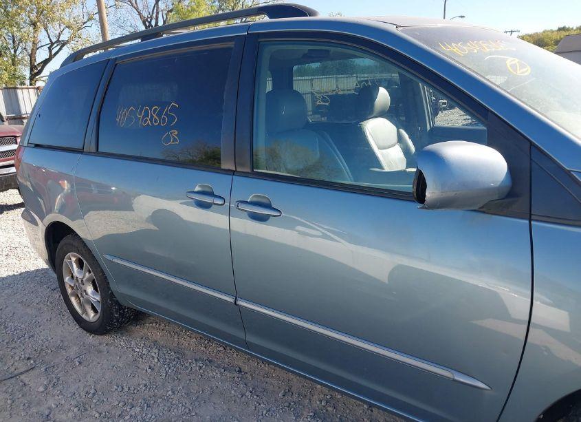 Photo 6 of 2005 Toyota Sienna XLE LIMITED (VIN 5TDBA22C95S029915)