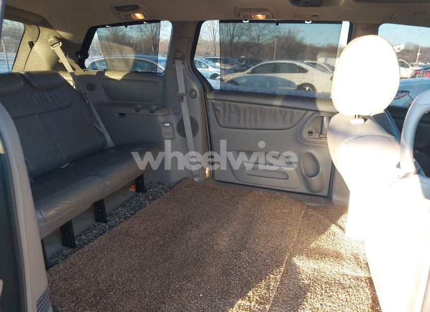 Photo 8 of 2005 Toyota Sienna XLE LIMITED (VIN 5TDBA22C95S047413)