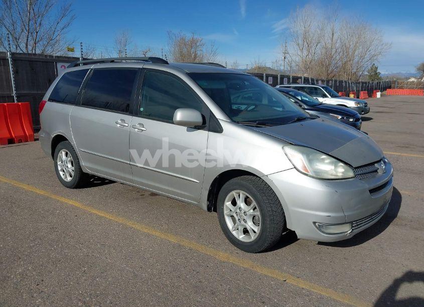 2004 Toyota Sienna XLE (VIN 5TDBA22CX4S003211) main photo