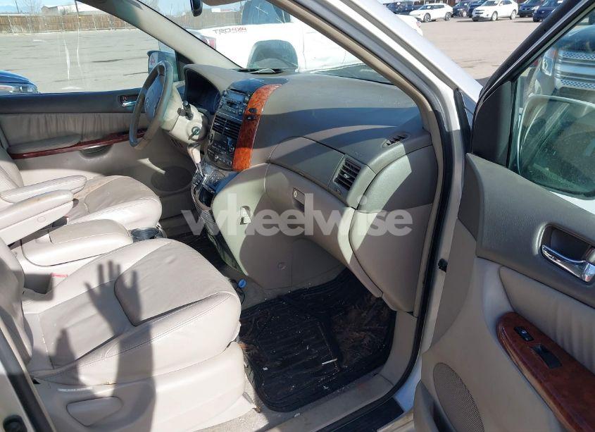 Photo 5 of 2004 Toyota Sienna XLE (VIN 5TDBA22CX4S003211)