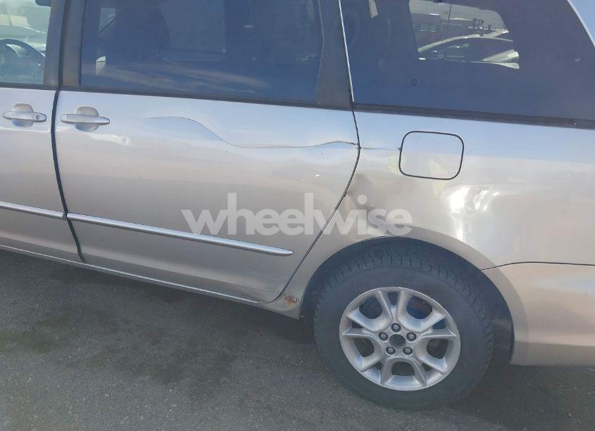 Photo 6 of 2004 Toyota Sienna XLE (VIN 5TDBA22CX4S003211)