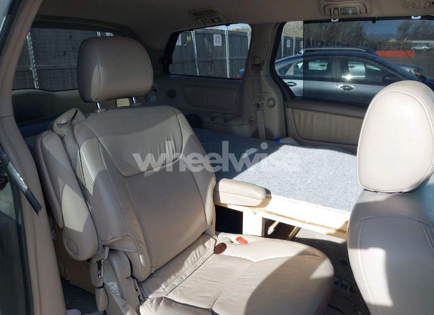 Photo 8 of 2004 Toyota Sienna XLE (VIN 5TDBA22CX4S003211)