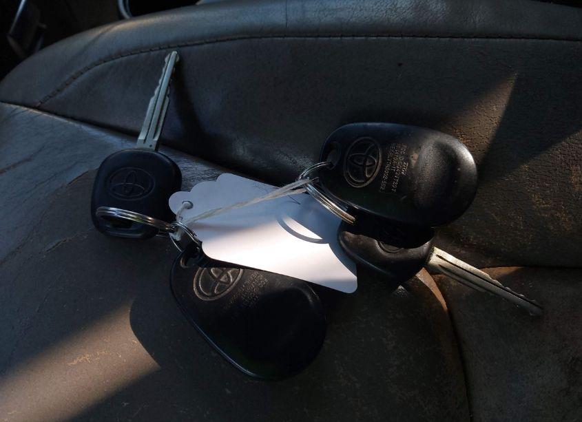 Photo 11 of 2005 Toyota Sienna XLE (VIN 5TDBA22CX5S031141)