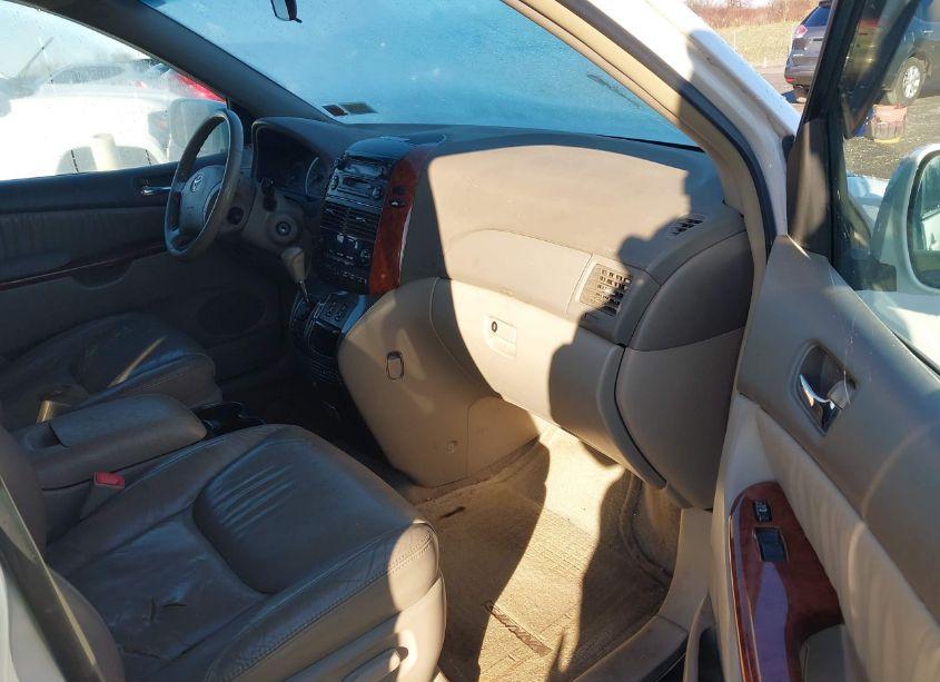 Photo 5 of 2005 Toyota Sienna XLE (VIN 5TDBA22CX5S031141)