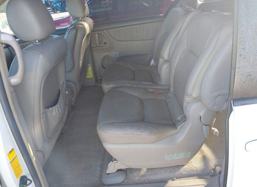 Photo 8 of 2005 Toyota Sienna XLE (VIN 5TDBA22CX5S031141)