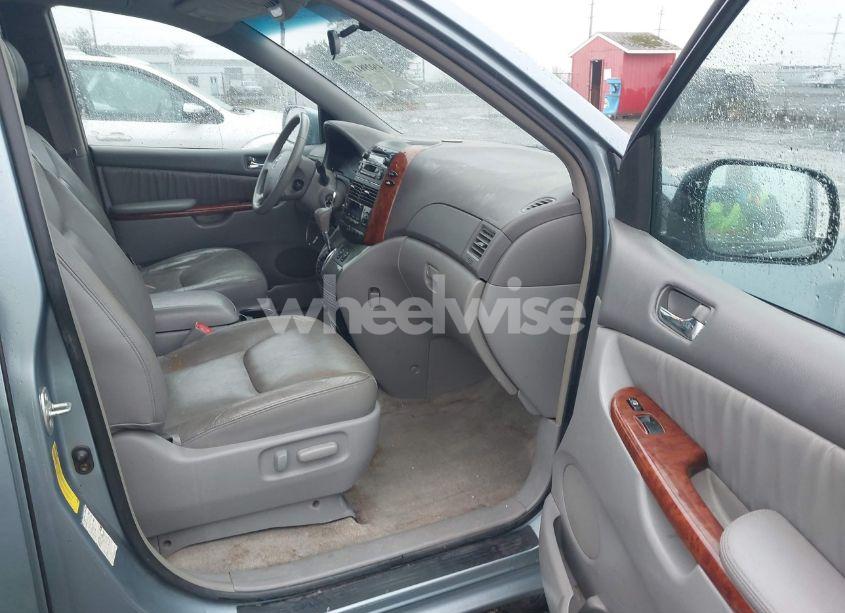 Photo 5 of 2005 Toyota Sienna XLE (VIN 5TDBA22CX5S031298)