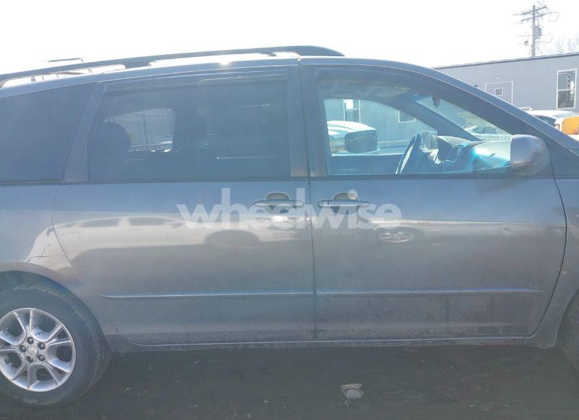 Photo 13 of 2005 Toyota Sienna XLE (VIN 5TDBA22CX5S036484)