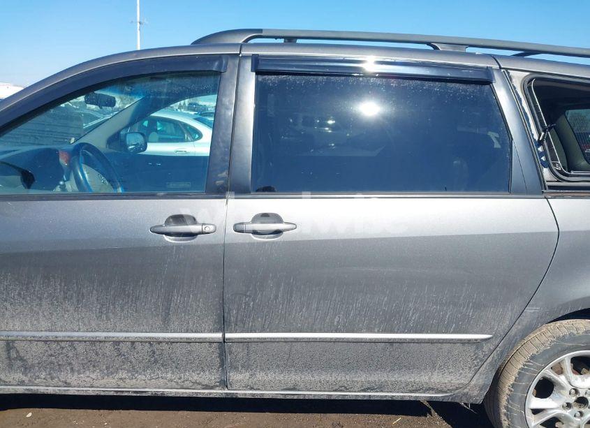 Photo 14 of 2005 Toyota Sienna XLE (VIN 5TDBA22CX5S036484)