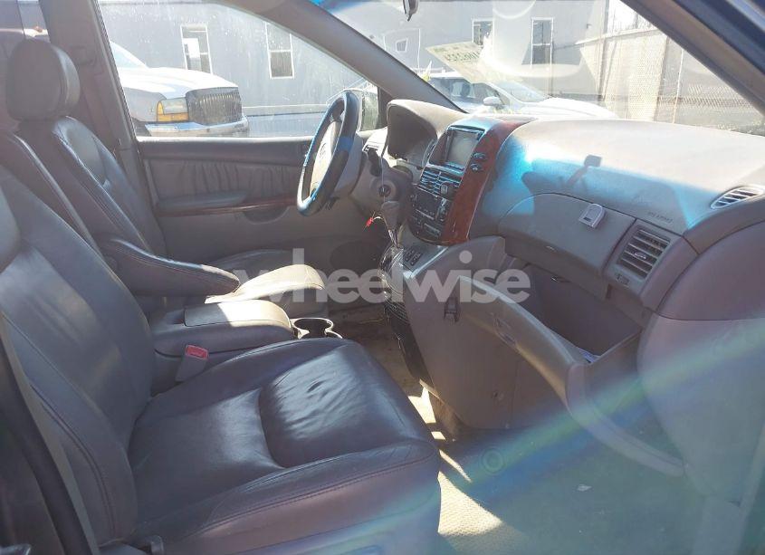 Photo 5 of 2005 Toyota Sienna XLE (VIN 5TDBA22CX5S036484)