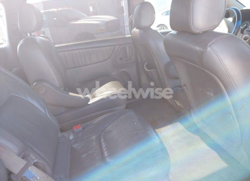 Photo 8 of 2005 Toyota Sienna XLE (VIN 5TDBA22CX5S036484)