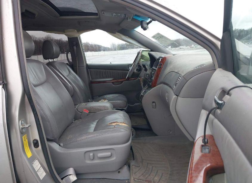 Photo 5 of 2005 Toyota Sienna XLE LIMITED (VIN 5TDBA22CX5S039773)