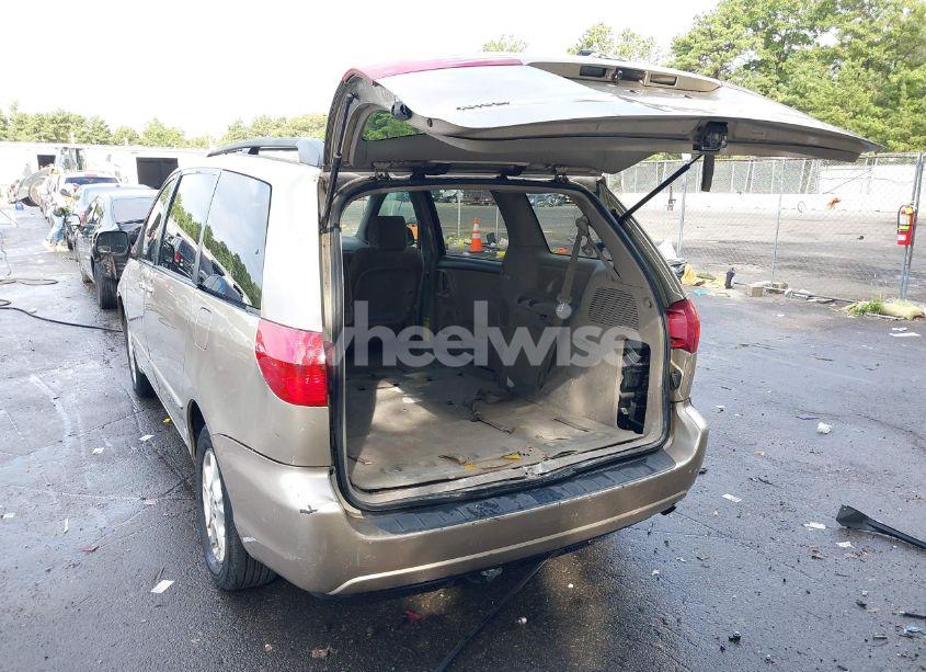 Photo 3 of 2004 Toyota Sienna LE (VIN 5TDBA23C04S008190)