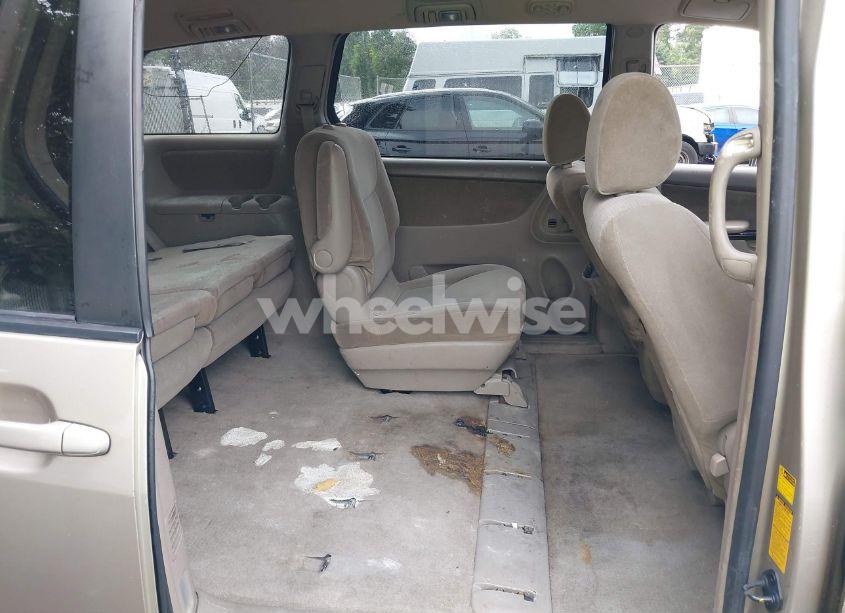 Photo 8 of 2004 Toyota Sienna LE (VIN 5TDBA23C04S008190)