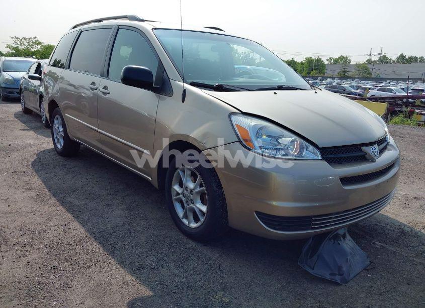2004 Toyota Sienna LE (VIN 5TDBA23C04S011381) main photo