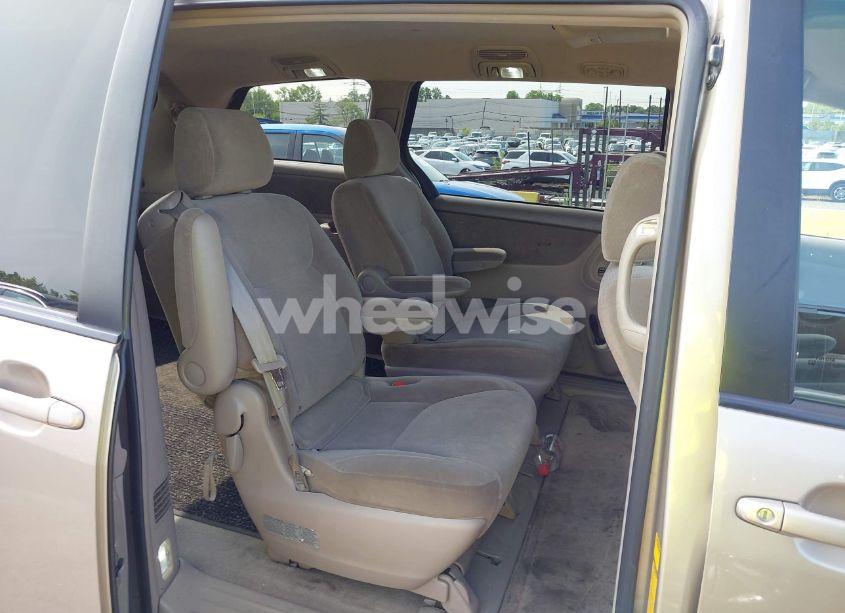 Photo 8 of 2004 Toyota Sienna LE (VIN 5TDBA23C04S011381)