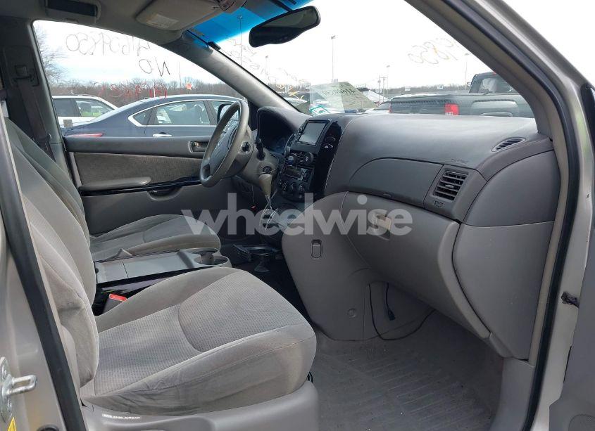 Photo 5 of 2004 Toyota Sienna LE (VIN 5TDBA23C04S018430)