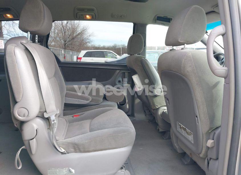 Photo 8 of 2004 Toyota Sienna LE (VIN 5TDBA23C04S018430)